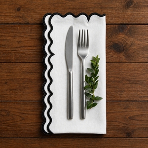 Serviette de table en coton noir premium à bords festonnés pour la décoration de table d'hôtel ou de restaurant - Product Image 1