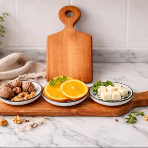 Planche à découper en bois avec finition à grain naturel offrant une surface de coupe lisse pour tous vos besoins de préparation - Product Image 1