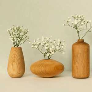 Jarrón cilíndrico de madera con grano natural y flores blancas de Baby's Breath, decoración minimalista, ecológica y artesanal para el hogar - Product Image 5