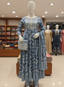 Ensemble élégant Anarkali Kurta à imprimé floral bleu, col brodé complexe, pantalon assorti et dupatta imprimé pour soirée - Product Image 5
