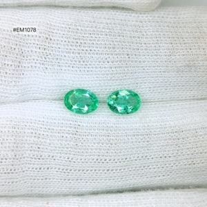 Suministro de fábrica: Par de esmeraldas zambianas de corte ovalado, 1.39 ct, gemas verdes naturales de grado 3A para anillos, pendientes y colgantes. - Product Image 1