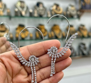 Magnifique boucle d'oreille manchette plaquée or et argent de qualité supérieure avec zircon CZ pour femmes et jeunes filles – Tendance et élégante pour les soirées - Product Image 2