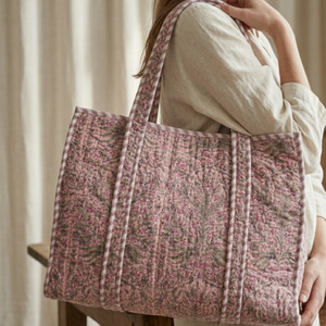 Bolso Tote Acolchado Floral Morado Claro, Bolso de Hombro de Tela de Algodón Premium con Ribete en Contraste, Obra Maestra de Alta Costura - Product Image 3