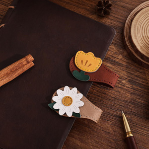 Marcapáginas decorativo de alta calidad con forma de hoja de arce en cuero, compañero perfecto para libros, diarios y agendas, a la venta a bajo precio. - Product Image 3