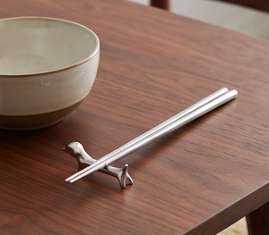 Reposacucharas de metal plateado pulido con forma de perro Dachshund, soporte para cubiertos y utensilios para uso en la cocina y decoración de la mesa. - Product Image 5