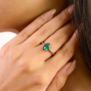 Hermoso Anillo de Compromiso con Gema de Esmeralda Auténtica de Corte Ovalado, Halo de Zafiro Azul, Chapado en Rodio, Plata 925, Regalo de Boda para Mujer - Product Image 2