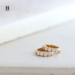 Clásicos Pendientes de Aro Huggie de Eternit con Diamantes Redondos de 14K y Engaste Compartido, Pequeños Aros para Mujer, Joyería Fina - Product Image 3