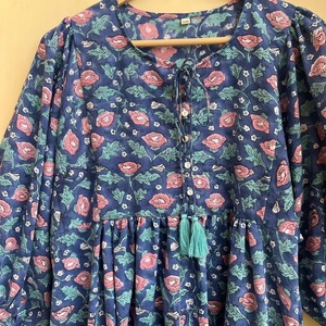 Robe maxi en coton à fleurs bohèmes, imprimée à la main, brodée, avec des franges, style décontracté, design durable - Product Image 1