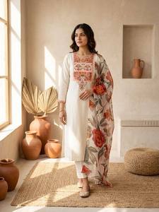 Ensemble Kurta trois pièces en soie modal de qualité export avec pantalon et dupatta, tenue ethnique féminine pour les fêtes, disponible à la vente - Product Image 3