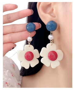 ต่างหูเรซิ่นลายดอกไม้คลาสสิก ดีไซน์น่ารักไม่ซ้ำใคร สีขาว แดง น้ำเงิน อะคริลิคเรซิ่นประดับมุก เหมาะสำหรับงานปาร์ตี้ ผู้หญิง - Product Image 1