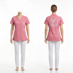Chemise d'uniforme de barbier pour femmes, 180 GSM, coton poly premium rose, col en V, tunique avec poches, logo par sublimation, impression personnalisée - Product Image 1