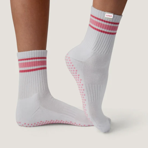 Chaussettes personnalisées avec logo, rayées blanc-rouge-bleu, antidérapantes, pour femmes, usage quotidien, coupe classique, tricotées, avec grip, pour studio de Pilates - Product Image 3