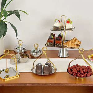 Support à gâteau élégant en argent poli avec une base dorée côtelée et une poignée métallique arquée élégante ornée d'un anneau circulaire - Product Image 6