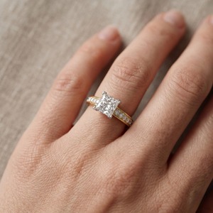 Anillo de compromiso de lujo con diamante cultivado en laboratorio de 1.78 CT TDW en oro amarillo de 14K, corte princesa, con diamante principal de 1.36 CT, ideal para fiestas. - Product Image 6
