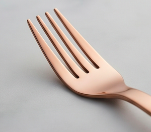 Ensemble de couverts en or rose mat, design minimaliste, résistant à la rouille, pour les occasions de mariage. - Product Image 2