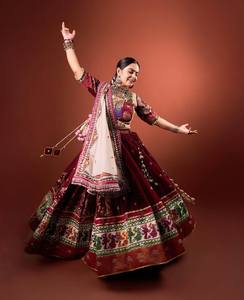 Lehenga Choli Tradicional Indio para Mujer, de Seda Color Granate, Bordado, Largo hasta el Suelo, Corte Regular, para Bodas, Fiestas, Diwali, Ropa Étnica - Product Image 3