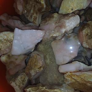 โอปอลสีชมพูแบบหยาบ เกรด A โอปอลธรรมชาติสำหรับตกแต่ง โอปอลทั่วไป ขายส่งจำนวนมาก ล็อตพลอย - Product Image 1
