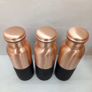 Botella de agua tradicional de cobre diseñada para almacenar agua, que promueve una vida saludable para el hogar, la oficina, el gimnasio y el viaje. - Product Image 2