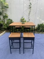 Ensemble de bar de patio extérieur moderne et élégant en rotin, 5 pièces : 4 tabourets et 1 table de bistrot en bois