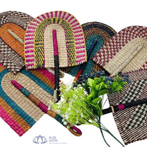 [MEJOR PRECIO] |   Abanico de mano hecho a mano con hierba marina, artesanía ecológica y sostenible para bodas, decoración de playa y hogar, refrescante, de Vietnam. - Product Image 1