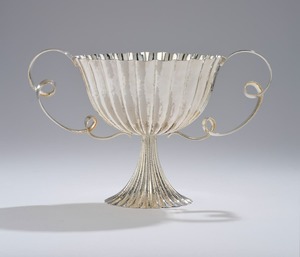 Bol classique en métal argenté avec motif cannelé et deux poignées en spirale, vaisselle réutilisable, centre de table décoratif - Product Image 1
