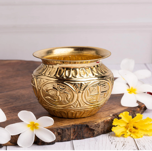 Pot en laiton martelé de forme ronde, conçu pour les cérémonies religieuses traditionnelles, disponible à prix de gros. - Product Image 6