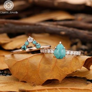 Bague de fiançailles classique pour femme Charm Jewells, trois pierres en moissanite taille coussin, plaqué or 18 carats, sertie à griffes, IGI - Product Image 5