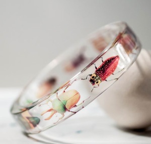 Bracelet en résine fait main avec des insectes réels, bracelet transparent tendance, design exquis, cadeau promotionnel original - Product Image 1