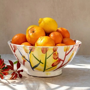 Frutero de Cerámica Artesanal con Vibrante Decoración Floral, Gran Capacidad y Elegante Base de Pedestal - Product Image 1