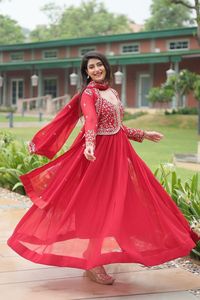 ชุดเดรส Anarkali แบบอินเดีย ดีไซน์เนอร์ออกแบบ ตกแต่งด้วยเลื่อมและงานปักดิ้นทอง พร้อมผ้าคลุมไหล่แฟนซีสำหรับผู้หญิง - Product Image 5