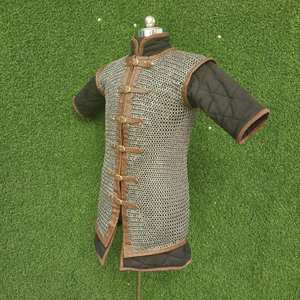 Haut de gilet médiéval fait main en acier doux avec garniture en cuir, armure de chevalier à anneaux rivetés plats, costume historique - Product Image 6