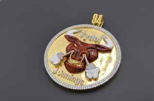 Colgante de moissanita redonda con cabeza de toro y nombre, chapado en plata de ley 925, joyería fina, dijes para hombre, ideal para regalo. - Product Image 2