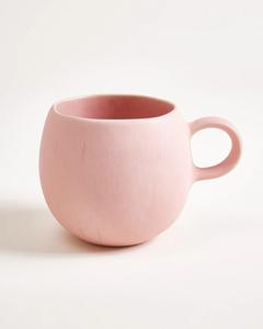 Encantadora Taza Redonda de Cerámica con Acabado Mate Rosado, Cuerpo Esculpido, Asa de Fácil Agarre, Retención de Calor, Ideal para Disfrutar en Casa - Product Image 1