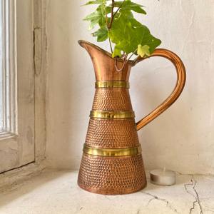 เหยือกทองแดงลายตอก ดีไซน์สวยงาม เหมาะสำหรับรับรองแขกและโอกาสพิเศษ เหยือกน้ำตกแต่งจากอินเดีย - Product Image 1