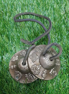 Cymbales Tingsha en laiton fabriquées à la main avec huit symboles de bon augure pour le yoga, la prière et la thérapie de guérison par le son - Product Image 4
