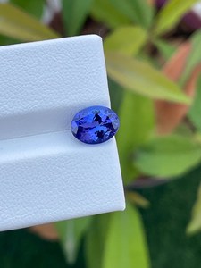 Pierre précieuse naturelle Tanzanite bleue, taille ovale, certifiée IGI, effet optique léger, provenance Inde, pierre brute pour la fabrication de bijoux fins - Product Image 6