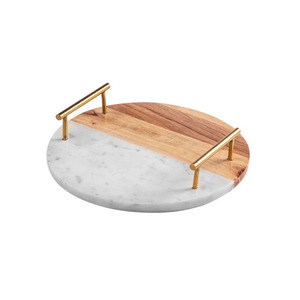 Magnifique plateau de service rond alliant bois naturel et marbre blanc, avec élégantes poignées en métal doré au design moderne, pour servir les aliments. - Product Image 1