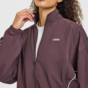 Conjuntos de Dos Piezas de Nailon con Logotipo Bordado Personalizado para Mujer, Chaqueta con Cremallera de Manga Larga y Pantalones Cortos Deportivos de Moda del Fabricante - Product Image 4