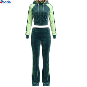 Conjunto Deportivo Casual de 2 Piezas para Mujer, Sudadera Corta con Forro de Terciopelo y Estampado de Leopardo, Pantalones de Cintura Alta con Corte Acampanado, Logotipo Personalizado - Product Image 3