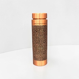 Bouteille en cuivre à motifs floraux traditionnels, exportée par Indian exports international. (Cuivre pur certifié) - Product Image 1