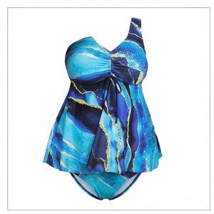 Traje de baño de dos piezas de talla grande con un solo hombro, diseño asimétrico fruncido, falda con estampado degradado azul, control de abdomen y efecto moldeador - Product Image 1