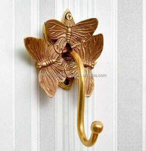 Un crochet mural en laiton en forme de papillon est fabriqué en laiton massif avec une finition antique - Product Image 1