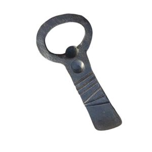 Abridor de botellas de hierro con acabado en polvo negro mate de diseño minimalista para decoración, accesorios de bar, regalos y souvenirs. - Product Image 3