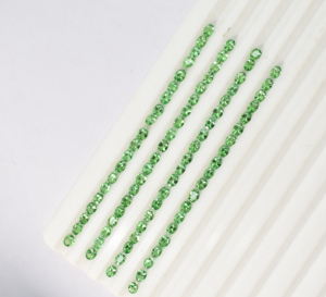 Pierre précieuse naturelle Tsavorite taille poire 4x3 mm, qualité Eye Clean, pierre brute pour bijoux - Product Image 1