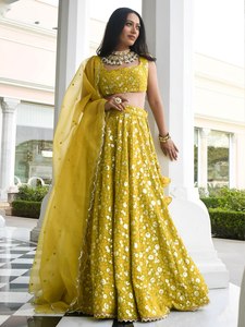Conjunto de Lehenga Largo de Georgette Amarillo con Bordado Floral, Blusa sin Mangas con Cuello Cuadrado, Falda Plisada y Dupatta de Tela de Red para Boda - Product Image 1