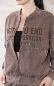 Ensemble de survêtement en polaire marron Mocha pour femme Moto End Corporation, sweat-shirt à fermeture éclair courte avec imprimé sur la poitrine et pantalon de survêtement assorti, décontracté - Product Image 6
