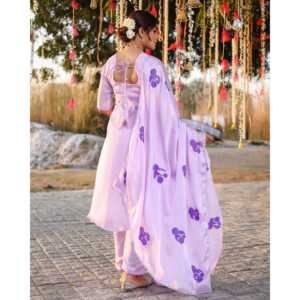 Conjunto de Traje de Satén Pintado a Mano con Lavanda, Diseño Étnico Festivo para Bodas y Fiestas, Colección Premium para Mujer - Product Image 4