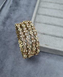 Bracelets en or antique plaqué or avec pierres taillées en forme de poire et zircone cubique pour femmes, bracelets ethniques traditionnels pour les fêtes, fabricants de bracelets. - Product Image 2