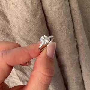 แหวนเพชรทรงกลม 1 กะรัต เพาะเลี้ยงในห้องปฏิบัติการ แหวนหมั้นทองคำแท้ 10K 14K 18K ผู้ผลิตแหวนเพชรเม็ดเดี่ยวสำหรับขอแต่งงาน ขายส่งเครื่องประดับ - Product Image 4