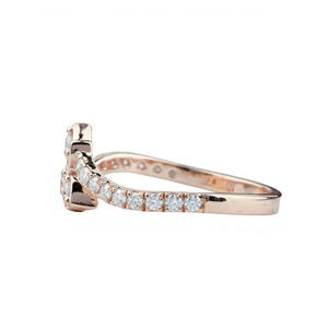 Anillo de compromiso de oro rosa de 14K/18K con tres diamantes cultivados en laboratorio de corte redondo en forma de flor, delicado anillo de boda apilable con diseño de trébol. - Product Image 2